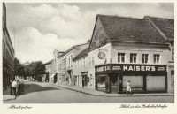 /album/strassen-und-platze/marktplatz-13-kaisers-kaffeegeschaft-blick-in-die-bahnhofstrasse-1943-web-jpg/